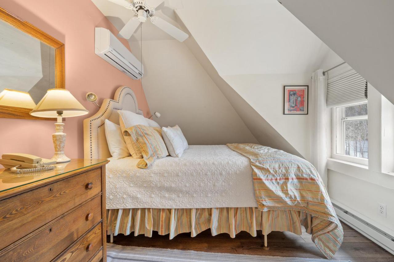 Brook Farm Inn Ленъкс Екстериор снимка