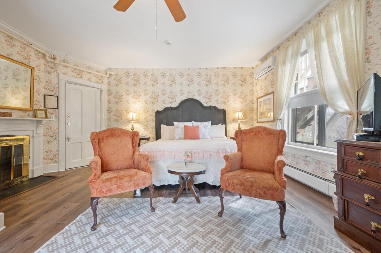 Brook Farm Inn Ленъкс Екстериор снимка