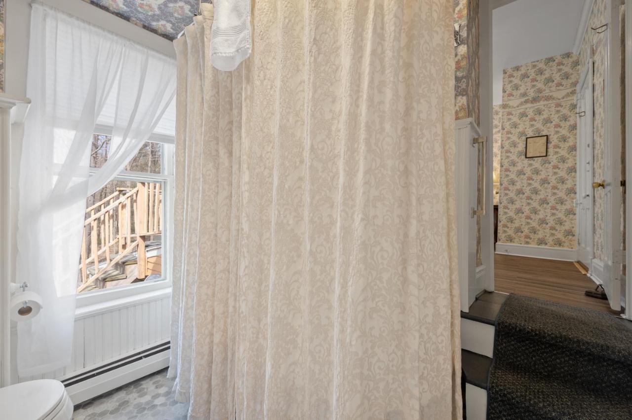 Brook Farm Inn Ленъкс Екстериор снимка