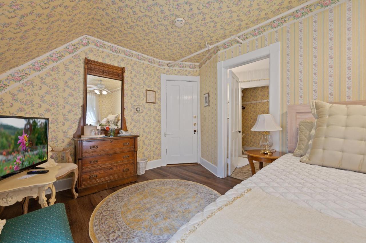 Brook Farm Inn Ленъкс Екстериор снимка