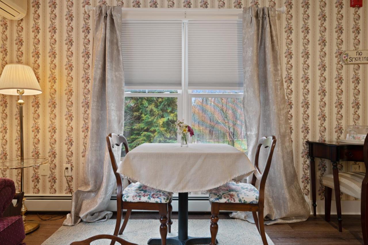 Brook Farm Inn Ленъкс Екстериор снимка