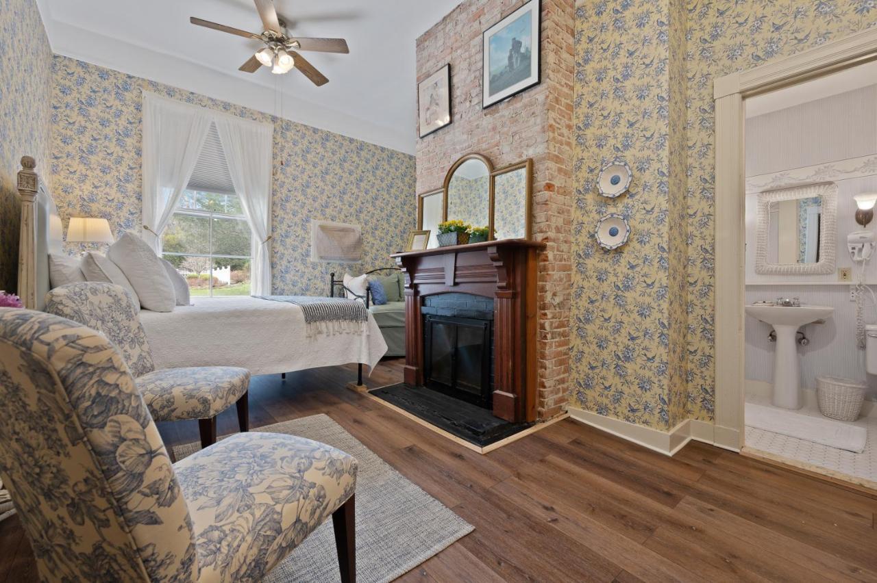 Brook Farm Inn Ленъкс Екстериор снимка
