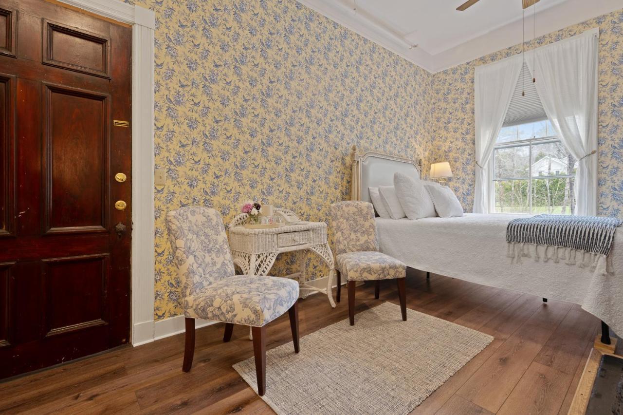 Brook Farm Inn Ленъкс Екстериор снимка