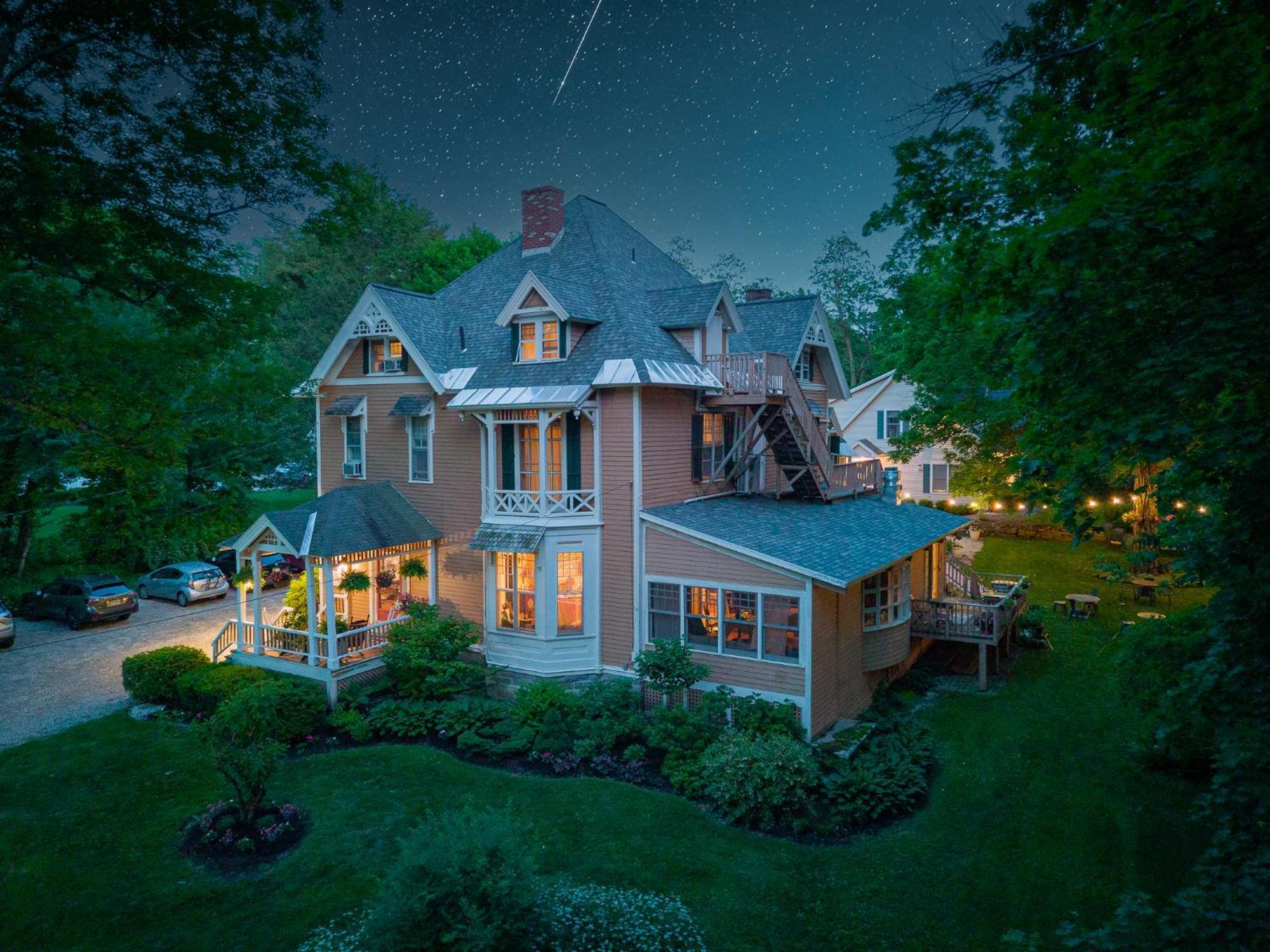 Brook Farm Inn Ленъкс Екстериор снимка