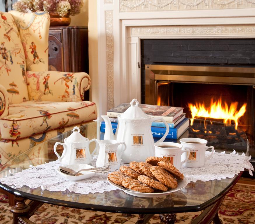 Brook Farm Inn Ленъкс Екстериор снимка